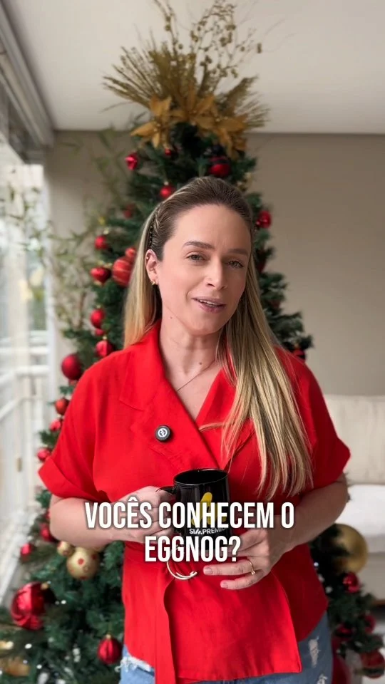 Que tal celebrar o Natal com uma bebida clássica de outros países? 

O eggnog é uma bebida tradicionalmente popular em países como os Estados Unidos, Canadá, Reino Unido e em algumas regiões da Europa. É uma bebida cremosa, gostosa que você pode tomar quente ou gelado e que vale a pena experimentar.

Os ingredientes para essa receita Natalina são:
3 gemas de ovo
1/2 xícara de chá de açucar
1 xícara de chá de leite morno
1/4 de colher de café de sal
1/2 xícara de chá de creme de leite
2 colheres de sopa de rum
1 colher de sobremesa de canela da China em pó

Compartilha essa receita com alguém especial que adora receitas natalinas e comenta aqui se você vai fazê-la também! 

#ReceitaDeNatal #Eggnog #SimPremiumbr #SimPremium #Natal #Xmas